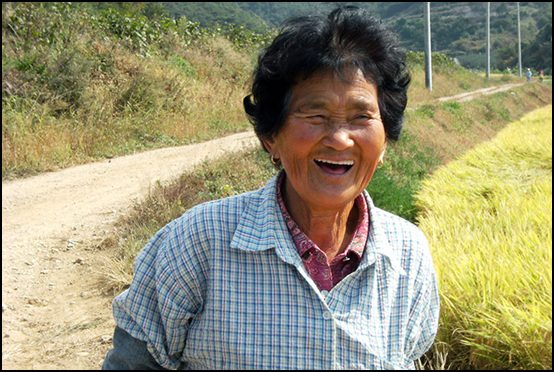 경북 군위군 의흥면 지호3리에서 만난 할머니예요. 할머니 웃음이 무척 정겹지요? “엥? 자장구 타고 여를 올라간다고?”하면서, 내내 걱정하셨던 할머니, "할머니 웃음은 백만불 짜리!"