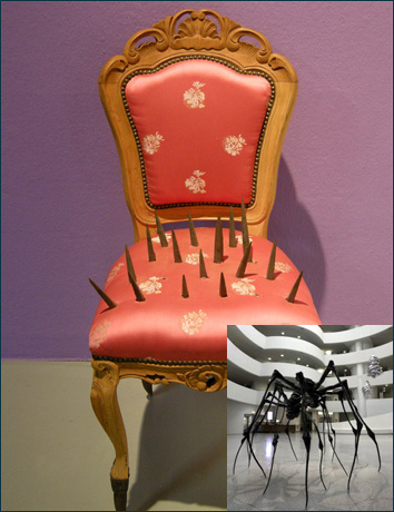 윤석남의 방 입구에 설치된 '핑크 룸' 시리즈. 뉴욕구겐하임에서 열린 루이즈 부르주아의 '거미'
