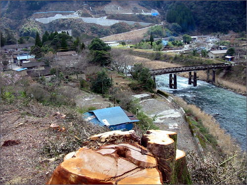 지난 2003년 3월 방문했던 '이츠키 마을 전경'. 마을주민들의 이주가 끝나고 한창 나무를 자르고, 건물을 부수는 공사가 진행중이었다.