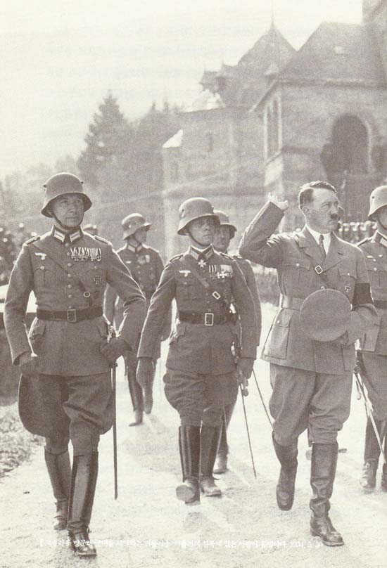 1934년 9월 30일 고슬라를 방문해 군대를 사열하는 히틀러. 왼쪽에 있는 사람이 롬멜이다.  