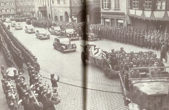 롬멜의 장례식. 그는 자살했지만 당시 베를린은 그가 지병으로 사망했다고 공식 발표했었다. 국민들의 동요를 막기 위해서 였다. 1944년 10월 18일 울룸