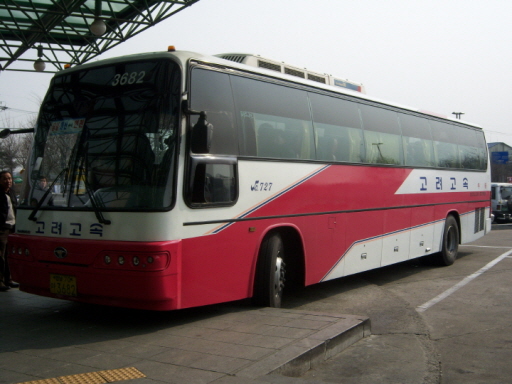 본 기사의 표 선예매를 통한 기존운임의 적용은 '고속버스노선'에 한하여 적용된다. 사진에서와 같이 차량에 'OO고속'이라고 적혀 있다 하더라도 인가를 '고속버스노선'으로 받지 않은 경우 '고속버스노선'이 아니다. 전국고속버스운송사업조합(www.kobus.co.kr)의 경우 고속버스노선(고속버스노선에서 시외버스노선으로 전환된 극소수의 노선 포함)에 한해 예매가 가능하다.
