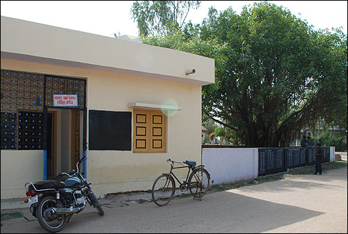 마리다 마을의 의회사무실. 마을 입구에서 들어와 상층카스트들이 사는 곳으로 들어가는 쪽에 위치해 있다.