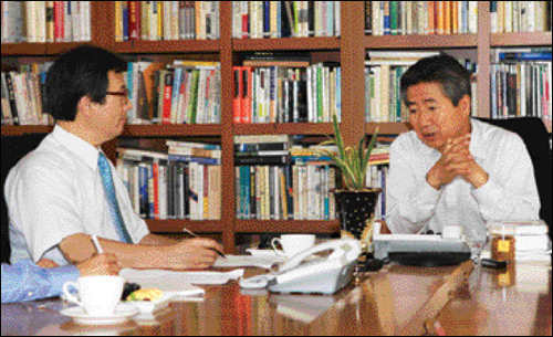 한국정치학회는 지난 9월 봉하마을 사저에서 노무현 전 대통령과 대담을 가졌다.
