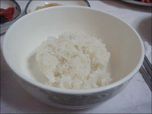 그저 쌀밥 위에 자신이 먹을 수 있는 양 만큼 전어회무침을 올려 쓰윽쓱 비벼 드시면 돼요

