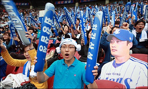  삼성 야구팬들이 16일 저녁 서울 잠실야구장에서 열린 2008 프로야구 플레이오프 1차전 두산과의 경기에서 열띤 응원을 하고 있다.