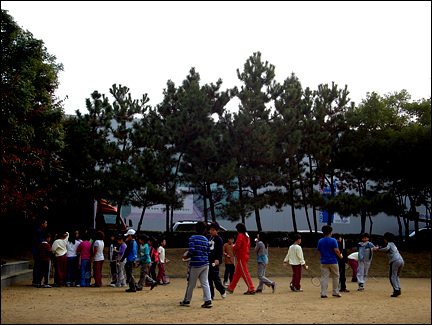 호루라기를 선생님이 불자 아이들이 모여들었다.