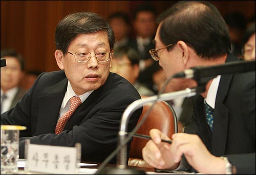 김황식 감사원장이 17일 오후 서울 삼청동 감사원에서 열린 쌀 직불금 불법수령과 관련한 법사위 추가감사에서 의원들의 자료요청에 대해 사무총장과 상의하고 있다.