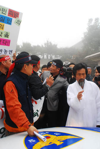 농민들이 태안군청에 들어서는 국회 농수산위원회가 탑승한 버스를 막아선 가운데 민주노동당 강기갑의원이 버스에서 내려 중재에 나섰다. 