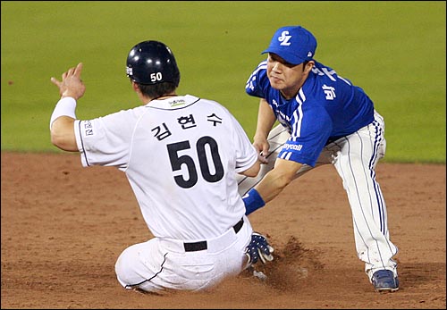  두산 김현수가 17일 저녁 서울 잠실야구장에서 열린 2008 프로야구 플레이오프 2차전 삼성과의 경기에서 11회말 1사 1루 최준석의 우익수 플라이아웃때 2루로 뛰다가 태그아웃되고 있다.