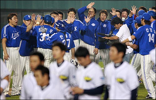  삼성 선수들이 17일 저녁 서울 잠실야구장에서 열린 2008 프로야구 플레이오프 2차전 두산과의 경기에서 연장 14회말 7대4로 승리를 한뒤 팀동료들과 함께 자축하고 있다.
