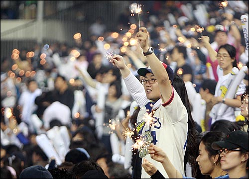  두산 야구팬들이 17일 저녁 서울 잠실야구장에서 열린 2008 프로야구 플레이오프 2차전 삼성과의 경기에서 열띤 응원을 하고 있다.