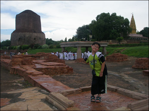녹야원 유적지에는 불교신자들의 순례객이 많다