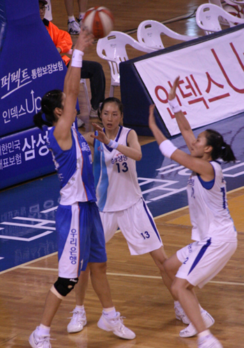  우리은행 김계령이 삼성생명 수비에 막혀 볼을 패스하고 있다. 