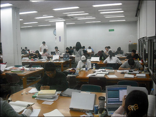 10월 중순, 서울 한 대학의 중앙도서관 풍경. 취업 준비에 중간고사까지 겹친 대학가 도서관은 날마다 인산인해를 이루고 있다.(기사 내용과 관련 없습니다)