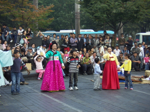 인사동의 가을 풍경    우리의 가락이 가을 하늘 가득퍼져가고 있다. 관광객들도 흥겨운 듯 어깨춤을 들석이는 사람도 있었다. 