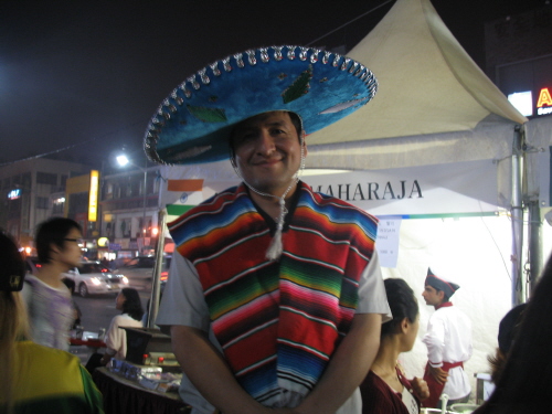  멕시칸 모자를 쓰고 호객행위를 하는 모습 
