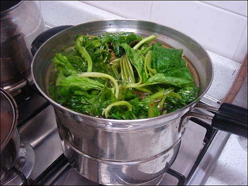 마른 보리새우가 없다면 멸치 맛국물에 된장을 풀어 아욱국을 끓여도 구수한 맛이 참 좋다
