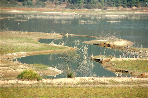 최근 가뭄이 계속되어 상류지역에서 유입량이 줄어들면서 진양호의 수위가 낮아졌다.