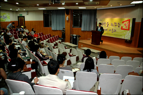  <소비자 고발> 이영돈 PD는 20일 저녁 창원대에서 경남민주언론시민연합 주최로 열린 언론시민학교에 참석해 강연했다.