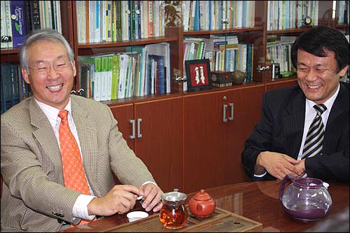 김성중 전 노사정위원장(왼쪽)과 김해성 목사(지구촌사랑나눔 대표)가 대화 도중 환하게 웃고 있다. 이주노동자를 돕는 고달픈 길에서 만났으니 서로 든든할 뿐이다.
