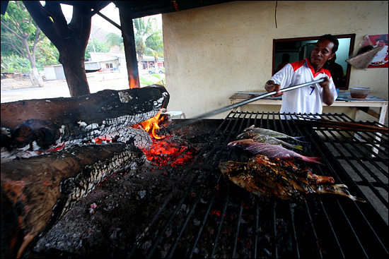 생선을 장작불에 굽고 있다. 동티모르에선 생선을 이렇게 장작불에 굽거나 쪄서 요리한다.