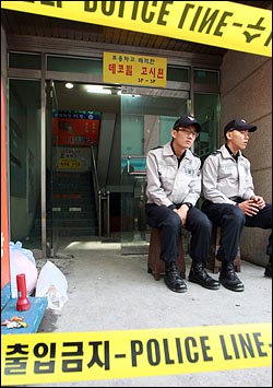 21일 오전 서울 강남구 논현동 D고시원 사건현장에서 의경들이 출입통제를 시키고 있다.