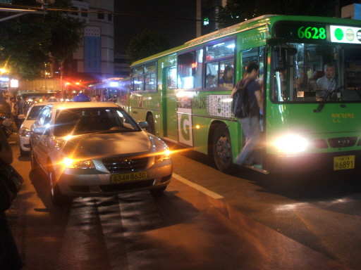 영등포역의 경우, 경인로에는 중앙버스전용차로가 설치되어 있으나, 타 도로에는 중앙버스전용차로가 설치되어 있지 않다. 서울 내에서 중앙버스전용차로를 실시하지 않는 주요지점의 경우, 승객을 태우기 위해 도로변에서 장시간 대기하는 긴 택시 행렬로 인해, 버스 이용객들이 불편을 겪고 있다는 지적이 많다.