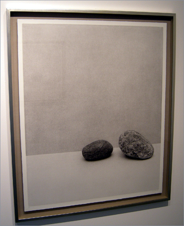   '조약돌(stones) 12' 검 프린트(gum bichromatic print) 87×71cm 2008. 회화적 질감이 느껴진다