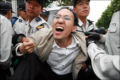 지난해 10월 21일 오후 서울 가산디지털단지 기륭전자앞에서 철탑농성을 벌이던 노동자들을 경찰이 강제진압한 뒤 연행하자 이에 항의하던 시민들이 경찰에 연행되고 있다.