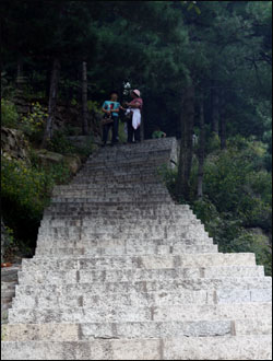 타이산을 오르는 계단 초입. 7412개의 가파른 계단이 정상까지 이어진다.