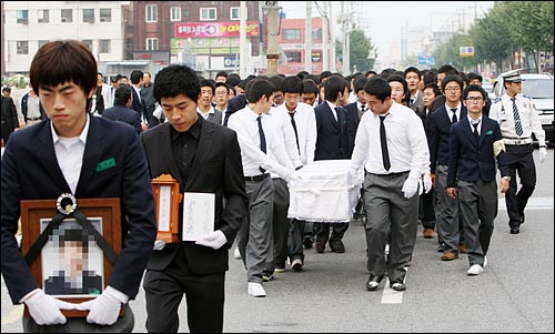 '학교는 사과하라!' 숨진 친구의 관을 든 고교생들 아침 조회에 참석하지 않는다는 이유로 고교 2년생이 전교 학생회장으로부터 구타를 당해 숨지는 사고가 발생한 강원 강릉시 모 고교생들이 21일 강릉시내에서 숨진 학생의 영정과 관을 들고 "학교 측은 사과하라" "숨진 학생을 살려내라" 는 등 학교폭력을 규탄하는 시위를 벌이고 있다.