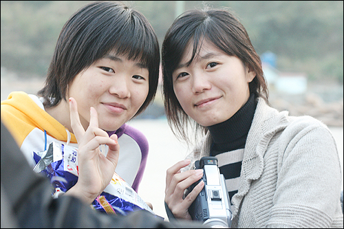  동생들과 도시에서는 보고 만질 수 없는 것들을 경험하고, 자연과 동화하는 삶에 대해 알려주고 싶어 참석했다는 이혜영(우)씨와 동생 이소윤(좌)양. 