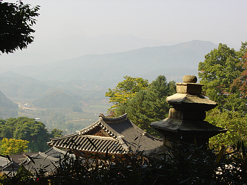 부석사 삼층석탑에서 본 정경 멀리 소백산의 연봉들이 숨죽인 채 곡선을 그리며 얌전하게 자리하고 있다