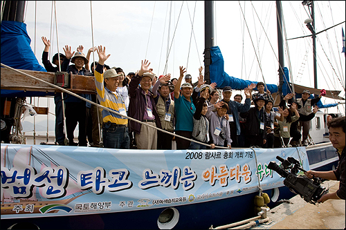  지난 16일 범선 코리아나호가 여수 소호요트경기장을 떠나기 직전 탐험대원들과 함께. 출발은 산뜻하고 기대에 부풀었으며 낭만적이었다.