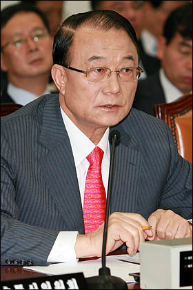 최시중 방송통신위원장이 지난 2008년 10월 23일 국회 문화체육관광방송통신위원회 국정감사에서 의원들의 질의에 답변하고 있다.