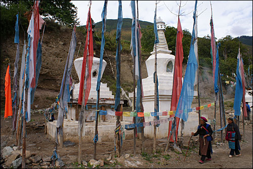 메이리설산의 한 마을 입구에 서 있는 백탑을 도는 티베트 할머니들. 그들은 날마다 라마불교 경문을 외우며 백탑을 돈다고 말했다.