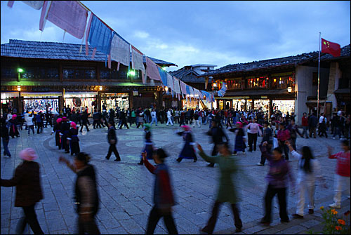 매일 밤 샹그릴라 고성 쓰팡제에서는 티베트인들의 군무 한마당이 벌어진다. 이 군무는 샹그릴라 티베트인의 공동체 의식을 공고히 다지는 버팀목 역할을 하고 있다.