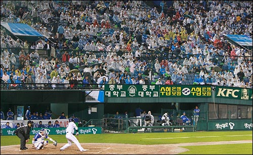  23일 저녁 서울 잠실야구장에서 열린 2008 프로야구 플레이오프 6차전 두산-삼성 경기에 비가오는 굿은 날씨에도 야구팬들이 열띤 응원을 하고 있다. 