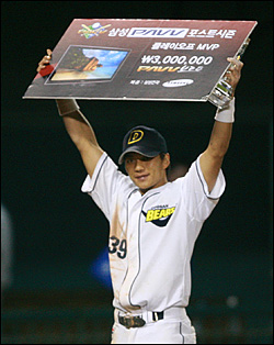  두산 이종욱 23일 저녁 서울 잠실야구장에서 열린 2008 프로야구 플레이오프 6차전 삼성과의 경기에서 플레이오프 MVP로 선정되어 시상대에서 포즈를 취하고 있다.