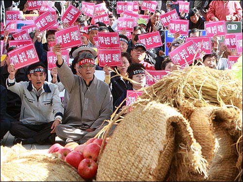 농민들이 24일 오후 서울 여의도 국회 앞에서 열린 '쌀소득보전직불금 부정수령 규탄, 농민생존권 쟁취 긴급 농민대회'에서 '가짜 농민 처벌하라'고 요구하며 구호를 외치고 있다.