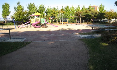 어린이 공원이다. 이런 공원을 6군데 청소했다. 자가용보다는 자전거가 이동할 때 유용했다. 