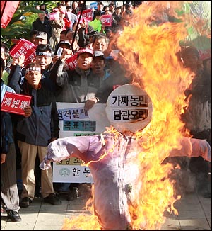 농민들이 24일 오후 서울 여의도 국회 앞에서 열린 '쌀소득보전직불금 부정수령 규탄, 농민생존권 쟁취 긴급 농민대회'에서 가짜농민. 탐관오리 허수아비를 불태우는 상징의식을 하고 있다.