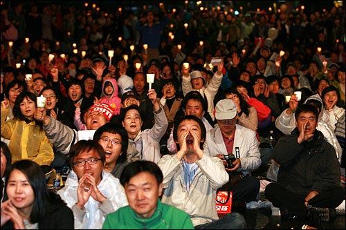 25일 저녁 서울 청계광장에서 열린 '1% 강부자정권에 맞서는 99% 국민희망 만들기, 민생민주국민회의(준) 발족식'에서 참석한 시민들이 촛불을 들고 함성을 외치고 있다.