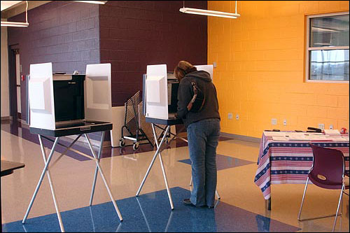 미국에서 '조기 투표'란 일종의 부재자 투표로 이유 불문하고 자신이 원하면 할 수 있다. 하루뿐이던 투표일이 사실상 한 달 정도로 늘어나는 효과가 있다. 사진은 한 미국인이 투표하는 모습.(자료사진)