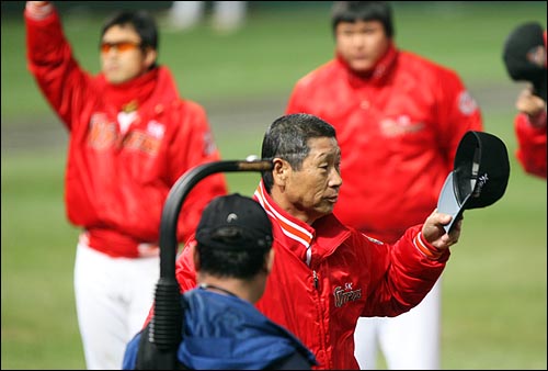  SK 김성근 감독이 27일 저녁 인천 문학야구장에서 열린 2008 프로야구 한국시리즈 2차전 두산과의 경기에서 5대 2로 승리한 뒤 팬들에게 모자를 들어보이며 인사를 하고 있다.