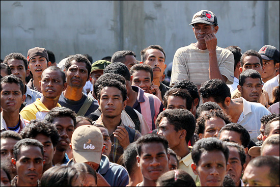일자리를 얻기 위해 국내 한 기업체가 개최한 '잡페어' 행사에 참가한 동티모르 사람들. 산업시설 기반 자체가 없는 동티모르의 실업률은 40%에 이를 정도.