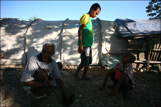 난민캠프라고 해서 사는 모습이 일반 마을과 별반 다르지 않다. 삶의 터가 유엔에서 지원한 텐트라는 것 뿐. 난민캠프 자투리땅에서 할아버지가 구멍을 파고 아이가 곁에서 지켜보고 있다. 한 아이는 무심한 듯 지나가고. 