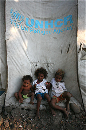유엔이 나눠준 텐트에 기대어 놀고 있는 아이들.