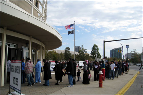 26일(현지시간) 오후 오하이오주의 주도인 컬럼버스시 재향군인회관에서 실시되는 조기투표의 한 장면. 미국 사회의 비주류인 흑인과 유색인종의 유권자들이 대거 눈에 띈다.